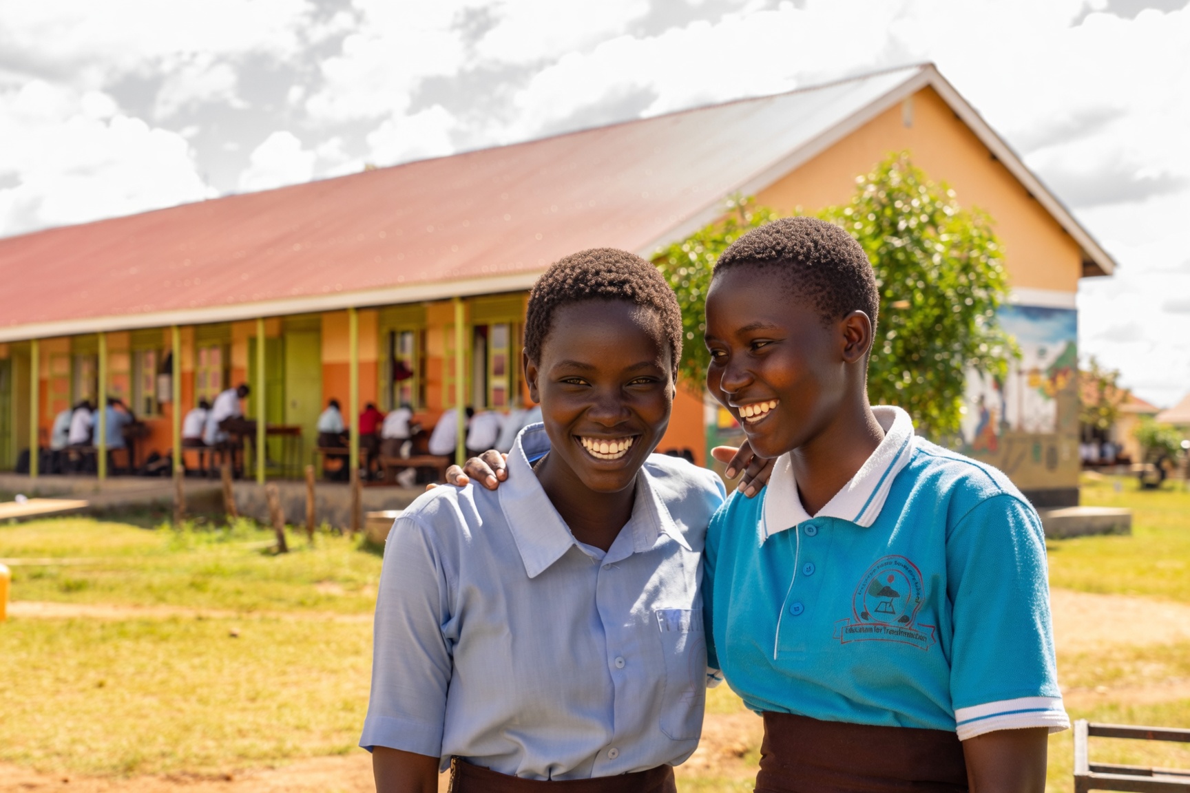 Zwei Schülerinnen vor ihrer Schule in Adjumani, Norduganda