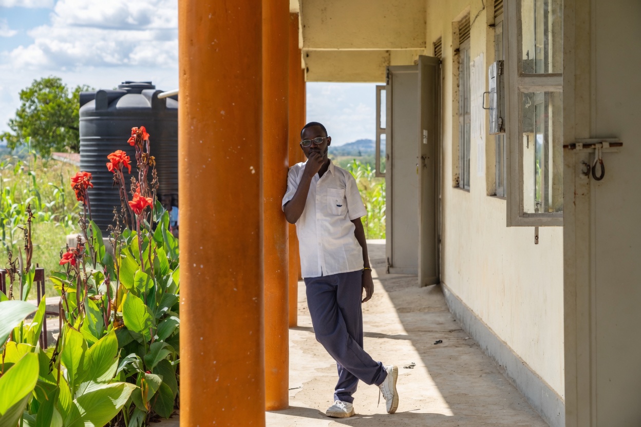 Eine Schülerin steht in einem sonnendurchfluteten Schulkorridor in Adjumani